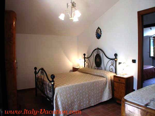 Italy vacation Alba farmhouse  Agriturismo Farm Vacation House & Motorhome , Az. IL Querciollo , Toscana , garda , Napoli Amalfi, Tuscany & Umbria 