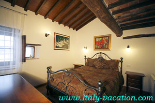Italy vacation La Mucchia - Casa Vacanza & Art Galleryuse  Agriturismo Farm Vacation House & Motorhome , Az. IL Querciollo , Toscana , garda , Napoli Amalfi, Tuscany & Umbria 