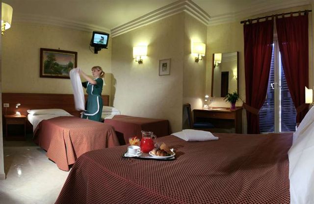 Italy vacation-Hotel_delle_Muse_Rome_Bedroom