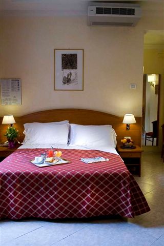 Italy vacation-Hotel_delle_Muse_Rome_Bedroom