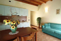 www.Italy-Vacation.com   Moscato Lago di Garda 